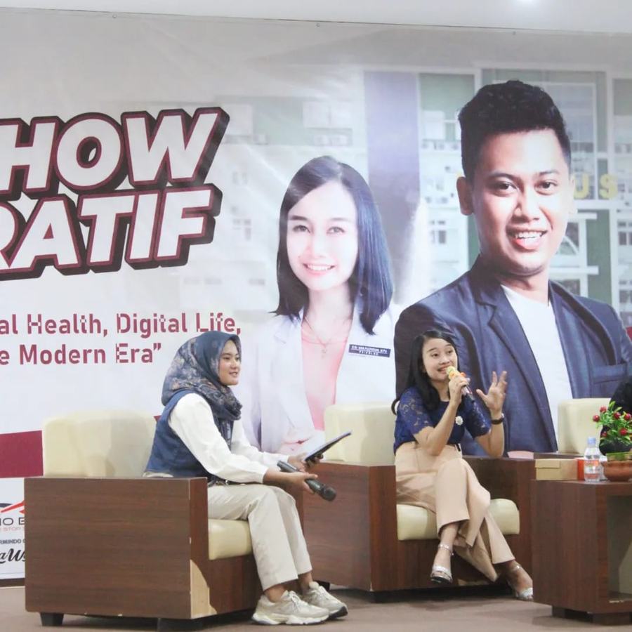 Vira Pusparani dan narasumber lain berbincang di panggung talkshow tentang kesehatan mental